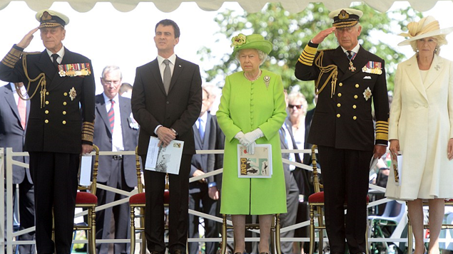 reine-elisabeth-manuel-valls-ceremonie-debarquement
