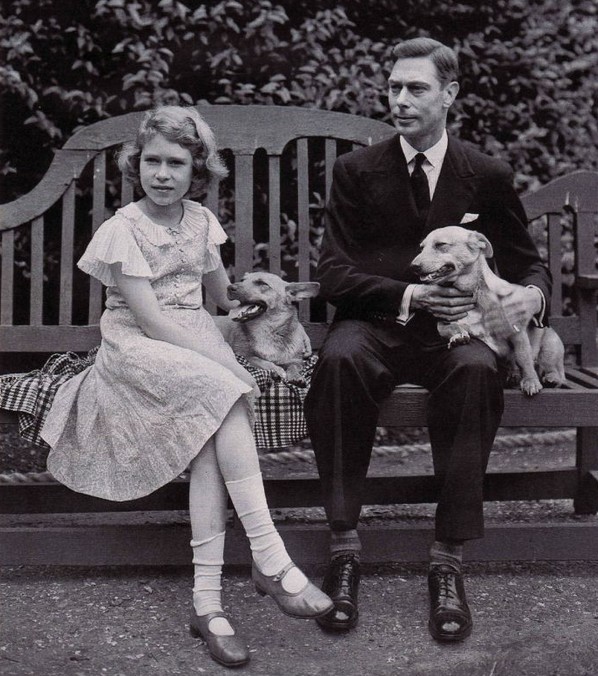 Le roi, la princesse héritière et les corgis dans le jardin royal en 1936