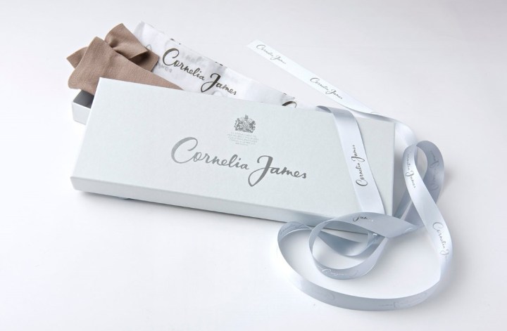 Une boîte gris perle et du bolduc en satin