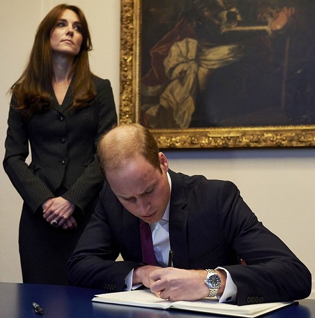 Un costume sombre et un hommage rédigé de la main gauche