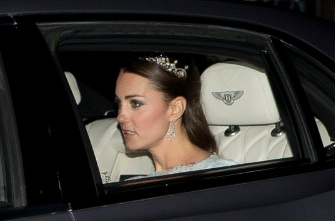 Réception diplomatique 2013 en Alexander McQueen et tiare fleur de lotus 