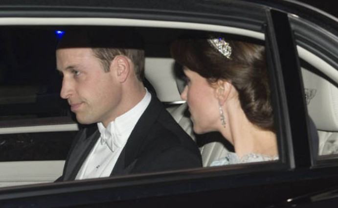 Un couple sérieux concentré sur sa mission royale