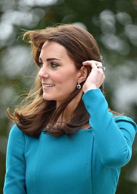 La main dans les cheveux le retour