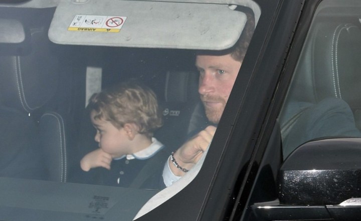 Col rond et cardigan marine le chenapan est habillé comme un petit garçon modèle