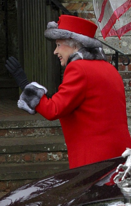 La souveraine dans les couleurs du père Noël