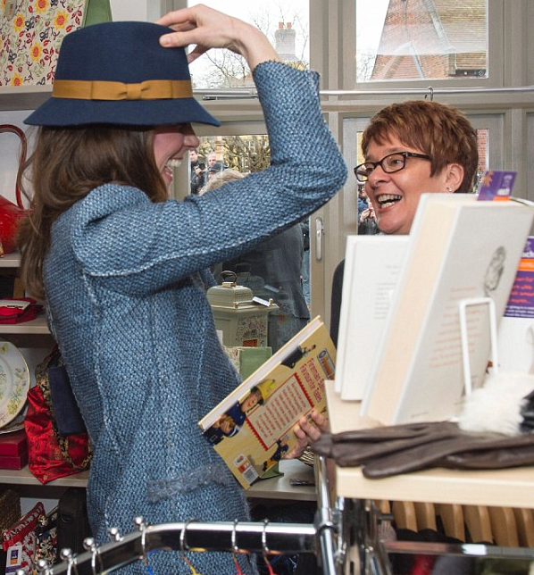 Un chapeau qui tombe à pic avec son manteau de tweed