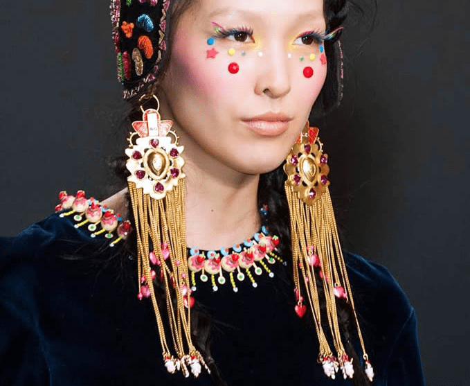 Coiffe maquillage et bijoux ethniques Manish Arora