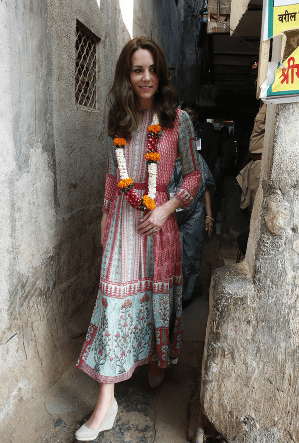 Est-ce qu'elle mesure sa chance en passant dans les rues exiguës du bidonville?