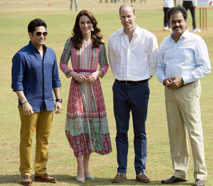 K&W posent avec le champion de cricket à gauche sur la photo