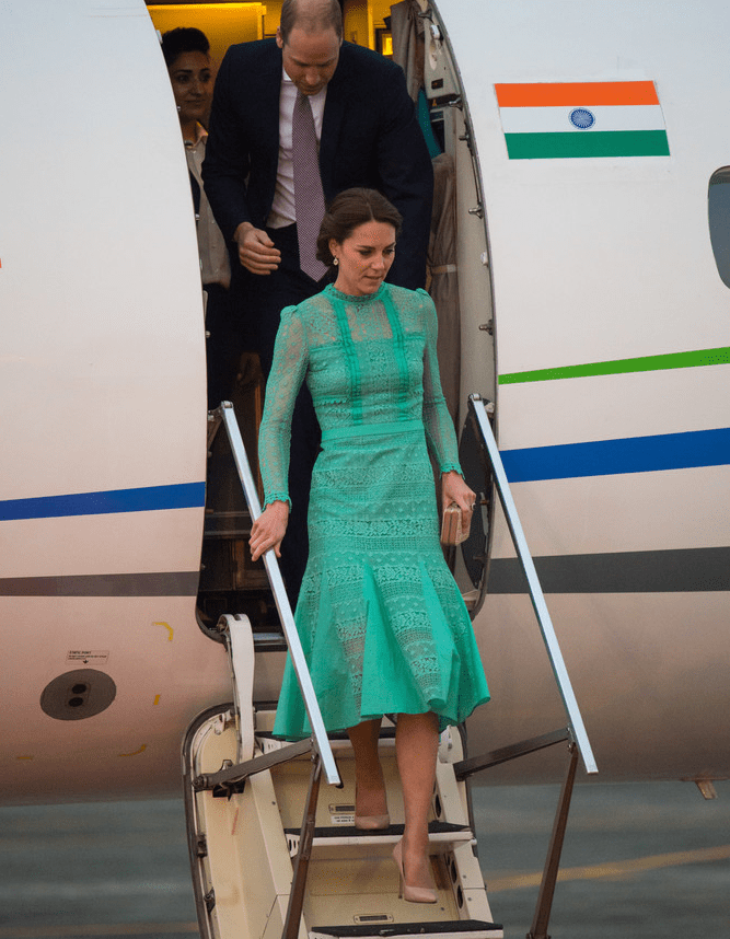 Une passagère élégante qui voyage avec sa minaudière