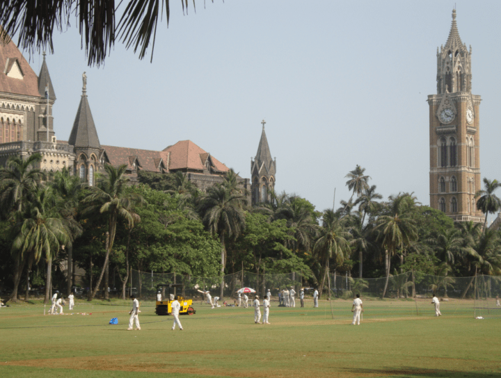 Oval Maidan tour et bâtiments datent de l'époque coloniale