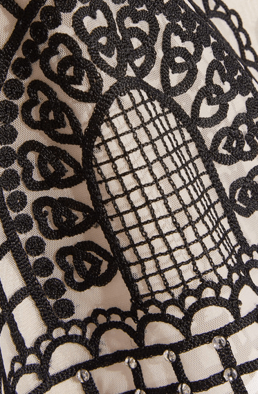 Des strass et une broderie artisanale indienne