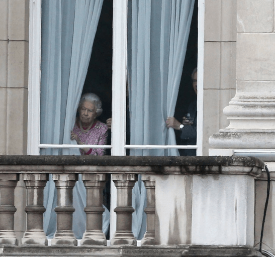 Egalement derrière les rideaux, le duc d'York et les princesses