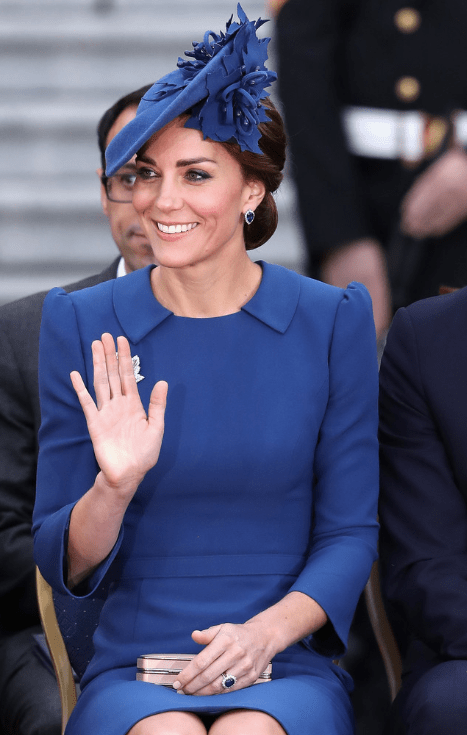 kate-salut-nina-clutch-parlement-victoria