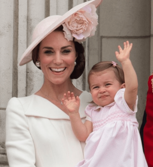 charlotte-salut-balcon-royal-trooping