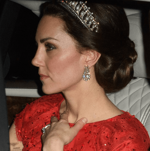 kate-reception-diplomatique-buckingham-tiare-diana