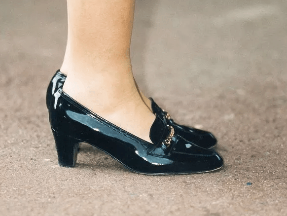 Gants et pantoufles de vair