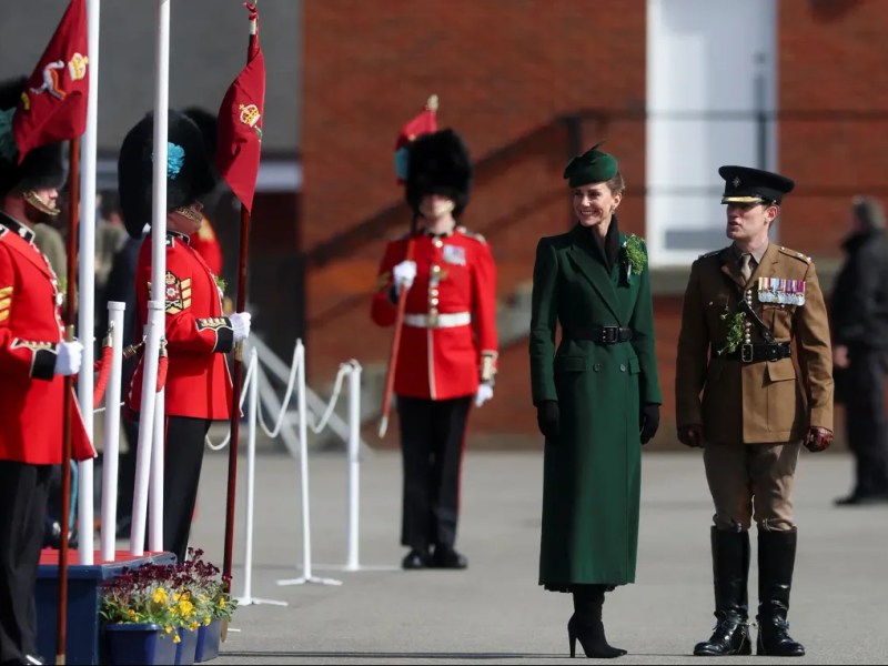 Kate célèbre la Saint-Patrick avec les Irish Guards